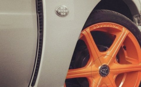 Alloy wheel refinished in gloss orange